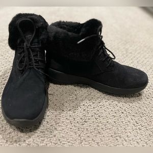 Women’s Size 10 Skechers on the Go Boot